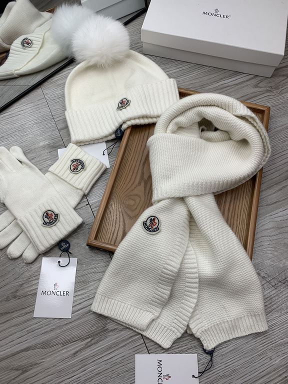 Monmouth. [Three-piece wool suit fox hair hat  scarf  gloves] classic set hat! Warm and super comfortable ~ winter miss ageing artifacts Oh ~ this winter you are just short of such a set of suit hat la ~ and warm and sty