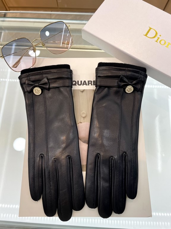 Dior hot circle of friends of women's leather gloves, imported from Ethiopia touch screen sheepskin, simple and generous static surface style add a small LOGO buckle, ultra-soft padded lining to wear a comfortable