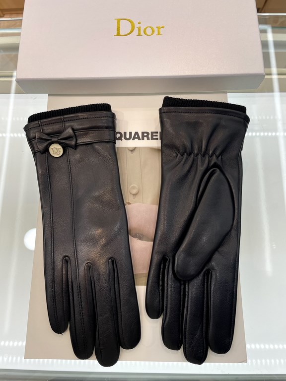 Dior hot circle of friends of women's leather gloves, imported from Ethiopia touch screen sheepskin, simple and generous static surface style add a small LOGO buckle, ultra-soft padded lining to wear a comfortable