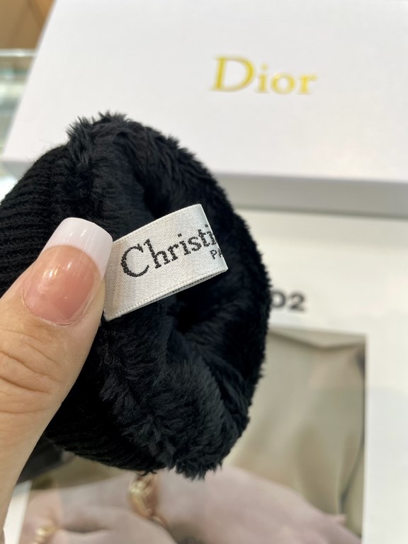 Dior hot circle of friends of women's leather gloves, imported from Ethiopia touch screen sheepskin, simple and generous static surface style add a small LOGO buckle, ultra-soft padded lining to wear a comfortable