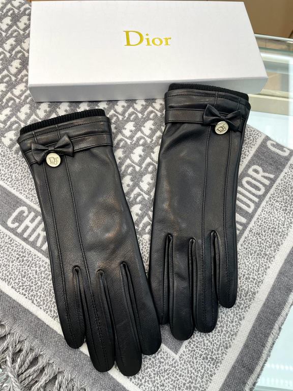 Dior hot circle of friends of women's leather gloves, imported from Ethiopia touch screen sheepskin, simple and generous static surface style add a small LOGO buckle, ultra-soft padded lining to wear a comfortable