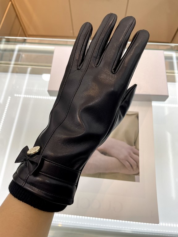 Dior hot circle of friends of women's leather gloves, imported from Ethiopia touch screen sheepskin, simple and generous static surface style add a small LOGO buckle, ultra-soft padded lining to wear a comfortable