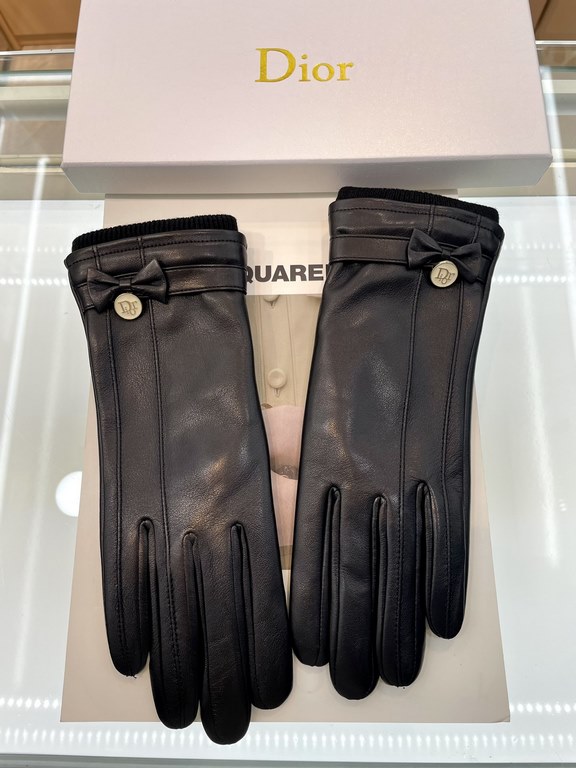 Dior hot circle of friends of women's leather gloves, imported from Ethiopia touch screen sheepskin, simple and generous static surface style add a small LOGO buckle, ultra-soft padded lining to wear a comfortable