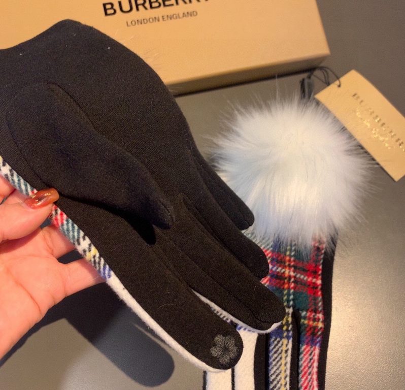 With packagingBurberry BURBERRY counter new large fox fur ball   wool gloves   fashion gloves, fall and winter warm padded lining, classic plaid, on the hand super comfortable and soft,   versatile! average size