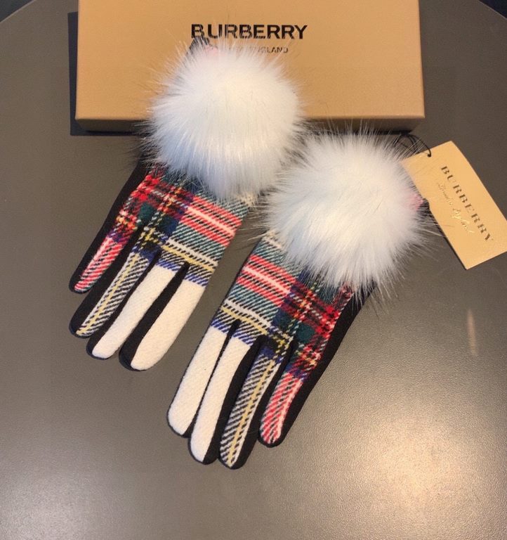 With packagingBurberry BURBERRY counter new large fox fur ball   wool gloves   fashion gloves, fall and winter warm padded lining, classic plaid, on the hand super comfortable and soft,   versatile! average size