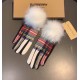 With packagingBurberry BURBERRY counter new large fox fur ball   wool gloves   fashion gloves, fall and winter warm padded lining, classic plaid, on the hand super comfortable and soft,   versatile! average size