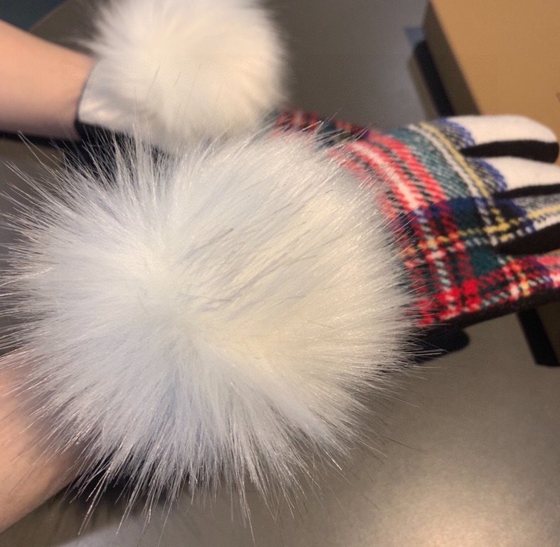 With packagingBurberry BURBERRY counter new large fox fur ball   wool gloves   fashion gloves, fall and winter warm padded lining, classic plaid, on the hand super comfortable and soft,   versatile! average size