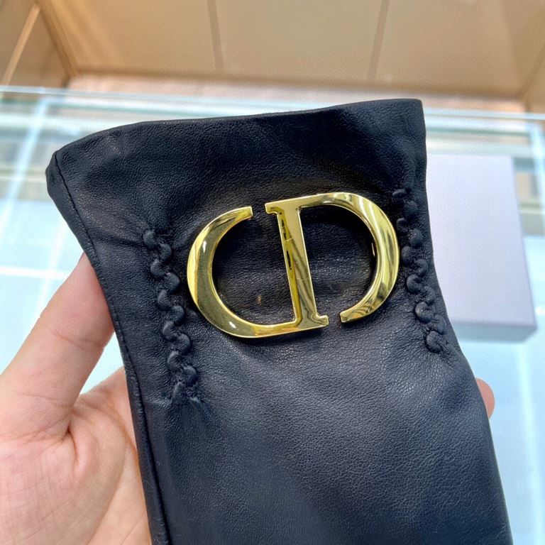 Dior's latest   full touch screen gloves, made of imported goatskin  , feminine Recommended models   , lined with velvet to bring up both comfortable and warm Size M L