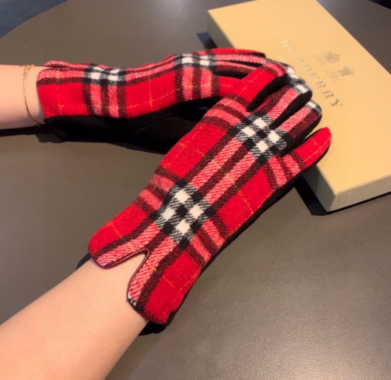 PackagingBurberry BURBERRY counter new wool gloves, fashion gloves, fall and winter warm padded lining, classic plaid, on the hand super comfortable and soft, versatile! Average size