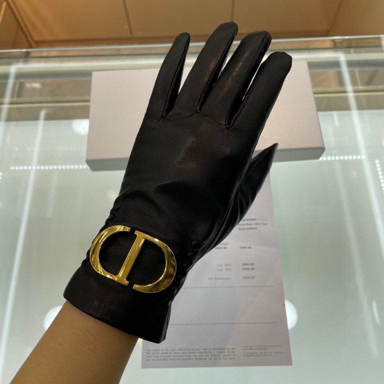 Dior's latest   full touch screen gloves, made of imported goatskin  , feminine Recommended models   , lined with velvet to bring up both comfortable and warm Size M L