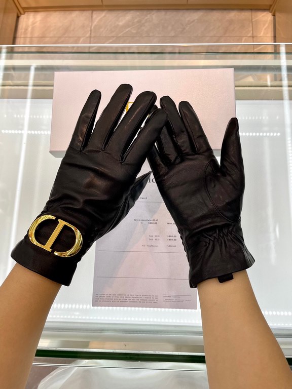 Dior's latest   full touch screen gloves, made of imported goatskin  , feminine Recommended models   , lined with velvet to bring up both comfortable and warm Size M L