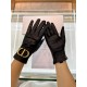 Dior's latest   full touch screen gloves, made of imported goatskin  , feminine Recommended models   , lined with velvet to bring up both comfortable and warm Size M L