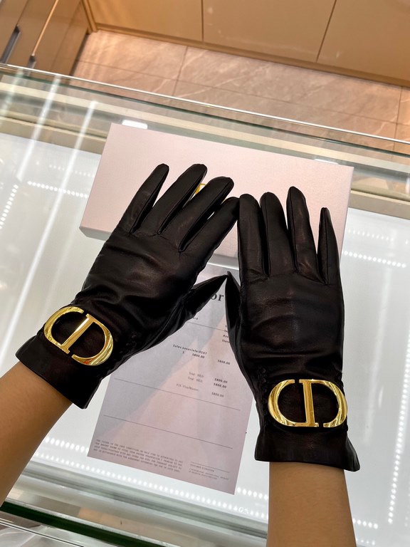 Dior's latest   full touch screen gloves, made of imported goatskin  , feminine Recommended models   , lined with velvet to bring up both comfortable and warm Size M L