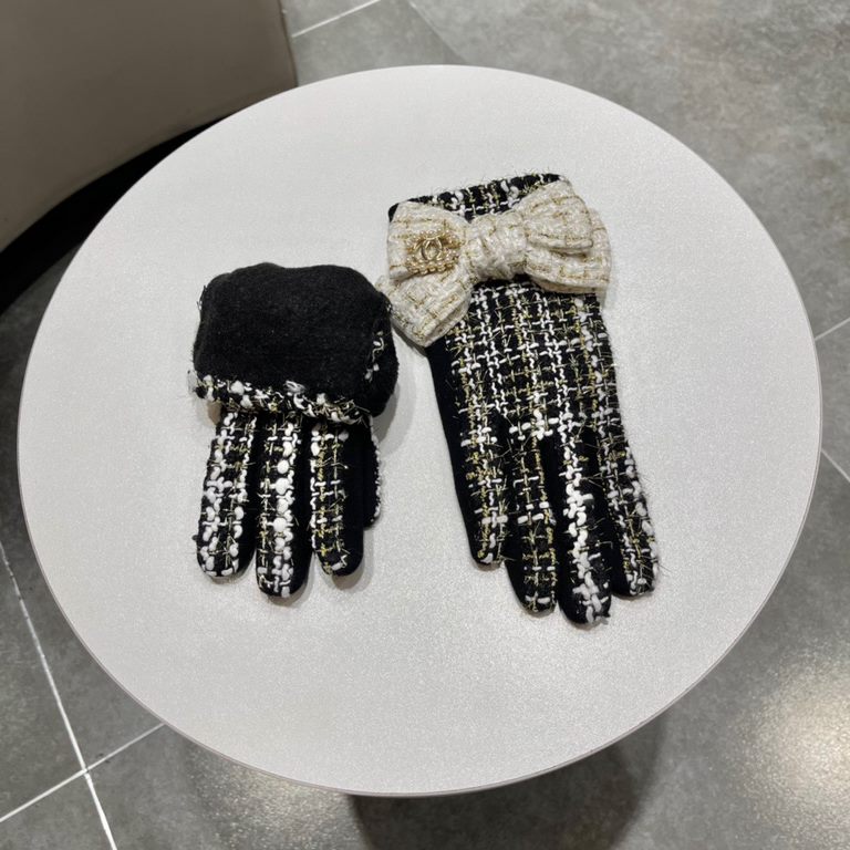 Chanel Chanel counter new wool gloves, fashion gloves, fall and winter warm padded lining, super whine bow  , on the hand super comfortable and soft, versatile! With box   even size