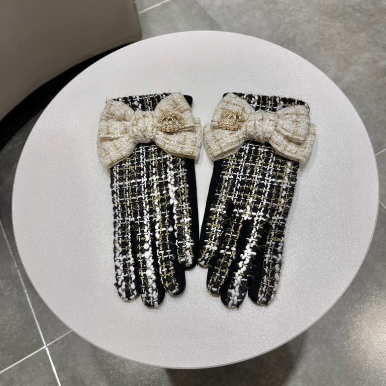 Chanel Chanel counter new wool gloves, fashion gloves, fall and winter warm padded lining, super whine bow  , on the hand super comfortable and soft, versatile! With box   even size