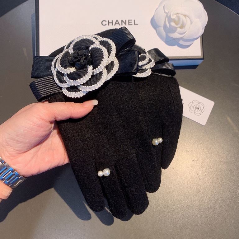 Chanel Chanel counter new   wool gloves, fashion gloves,    fall and winter warm padded lining, super fairy camellia, on the hand of super comfortable and soft, versatile! With box   average size