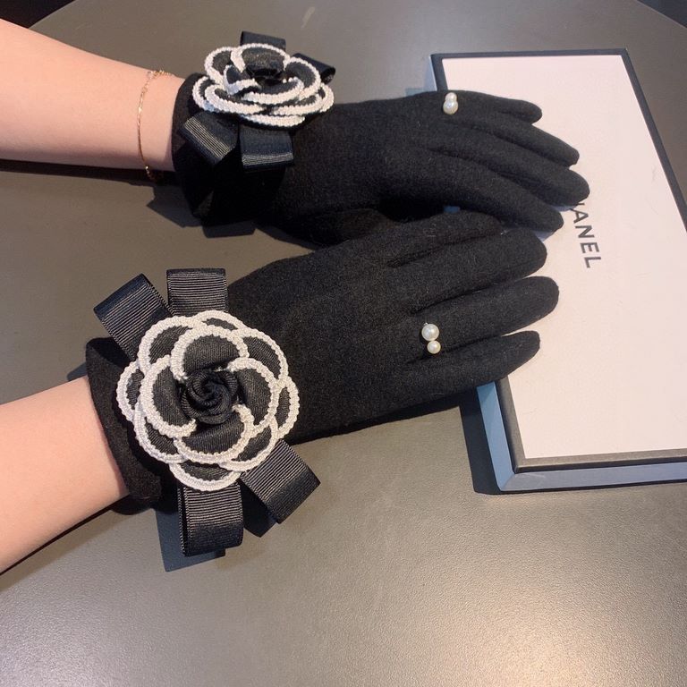 Chanel Chanel counter new   wool gloves, fashion gloves,    fall and winter warm padded lining, super fairy camellia, on the hand of super comfortable and soft, versatile! With box   average size