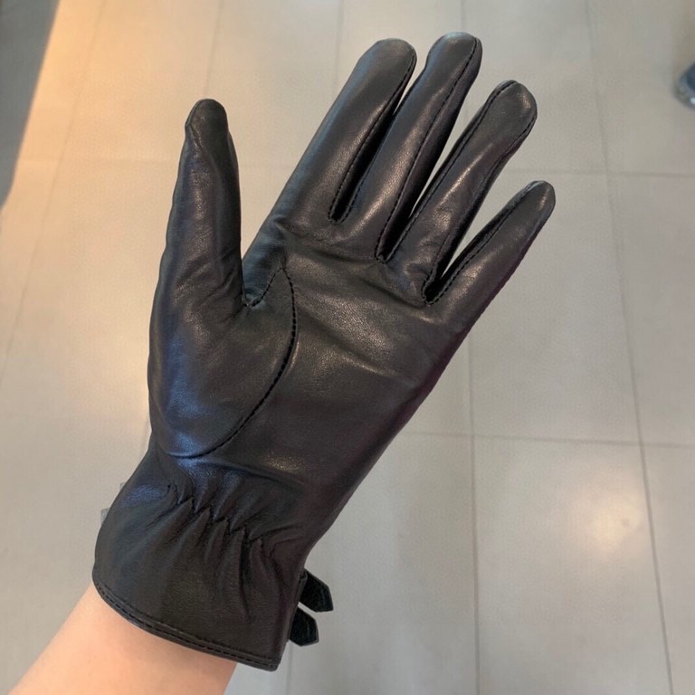 Valentino   official website the latest models of the official website synchronization women's new high-grade sheepskin gloves   original customized hardware can be opened and closed hardware lock buckle    a lambskin li