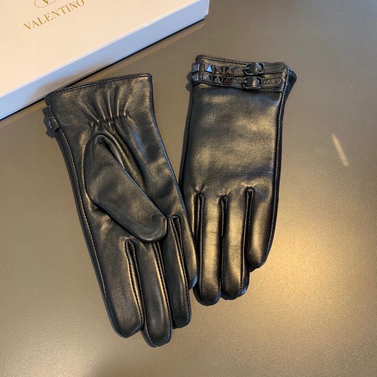 Valentino   official website the latest models of the official website synchronization women's new high-grade sheepskin gloves   original customized hardware can be opened and closed hardware lock buckle    a lambskin li