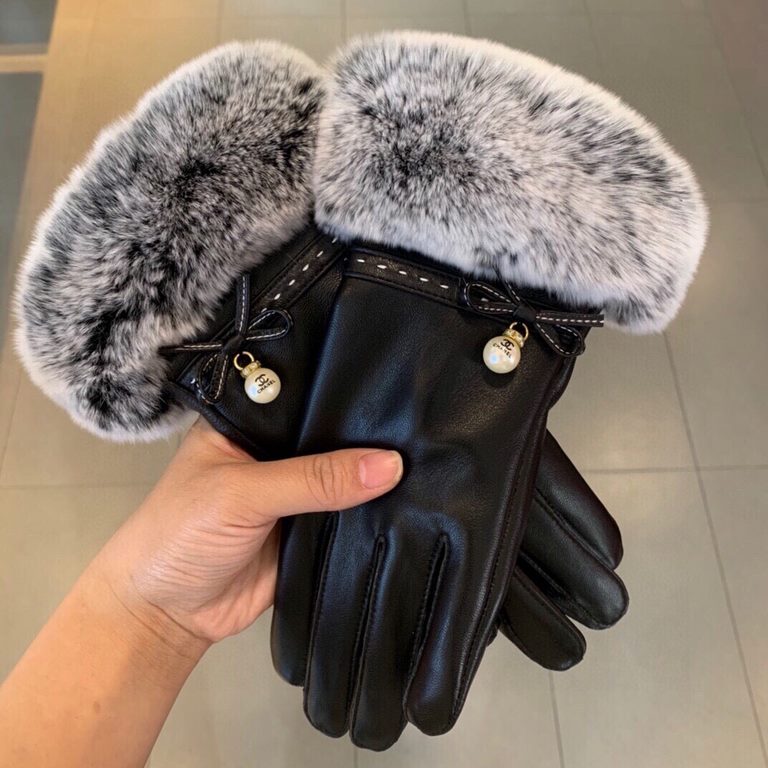 Chanel ~ Chanel Italian export original single tail single touch screen gloves Adopted top white goatskin  lazy rabbit   hair, feel softer and more delicate Skin-friendly, better warmth Natural dyes, low-temperature dyei