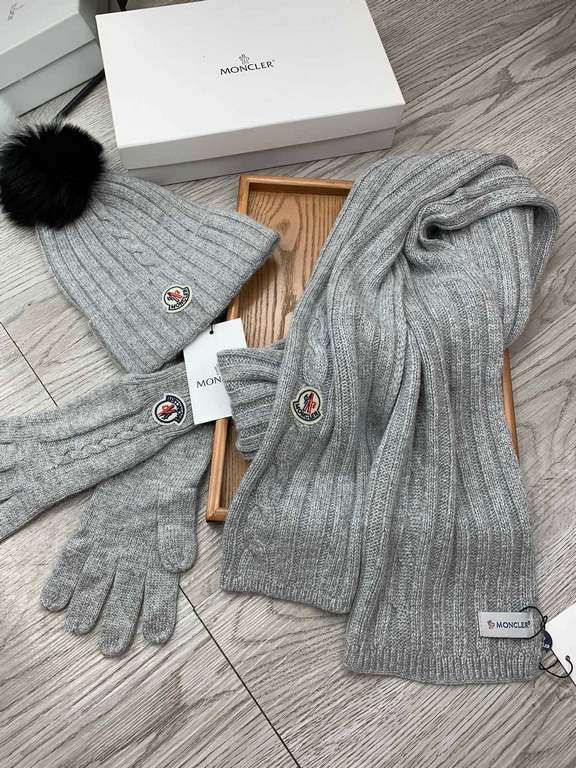 Monmouth. [Three-piece wool suit fox hair hat  scarf  gloves] classic set hat! Warm and super comfortable ~ winter miss ageing artifacts Oh ~ this winter you are just short of such a set of suit hat la ~ and warm and sty