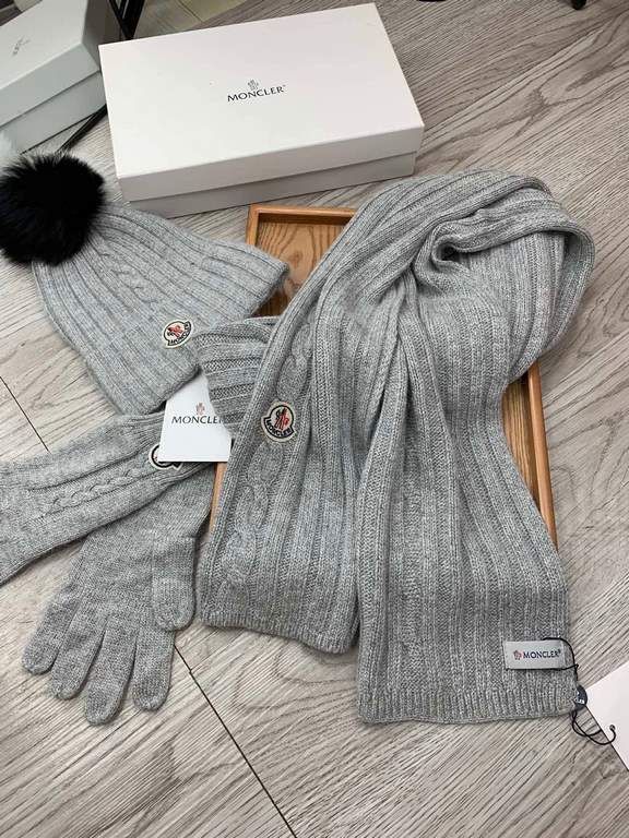 Monmouth. [Three-piece wool suit fox hair hat  scarf  gloves] classic set hat! Warm and super comfortable ~ winter miss ageing artifacts Oh ~ this winter you are just short of such a set of suit hat la ~ and warm and sty