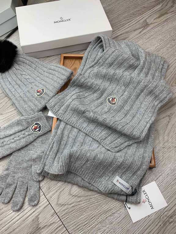 Monmouth. [Three-piece wool suit fox hair hat  scarf  gloves] classic set hat! Warm and super comfortable ~ winter miss ageing artifacts Oh ~ this winter you are just short of such a set of suit hat la ~ and warm and sty