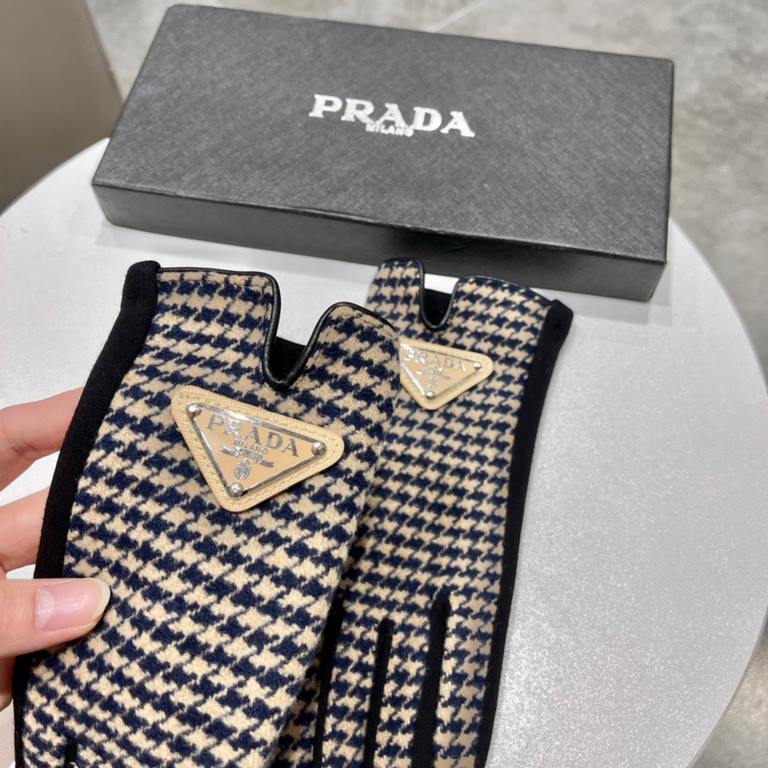 PRADA Prada 2022 fall and winter wool wool gloves   worth comparing     the same paragraph of different quality, kill the market poor product, wool lining padded   classic but not fashionable models. Like can get into th