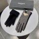 PRADA Prada 2022 fall and winter wool wool gloves   worth comparing     the same paragraph of different quality, kill the market poor product, wool lining padded   classic but not fashionable models. Like can get into th