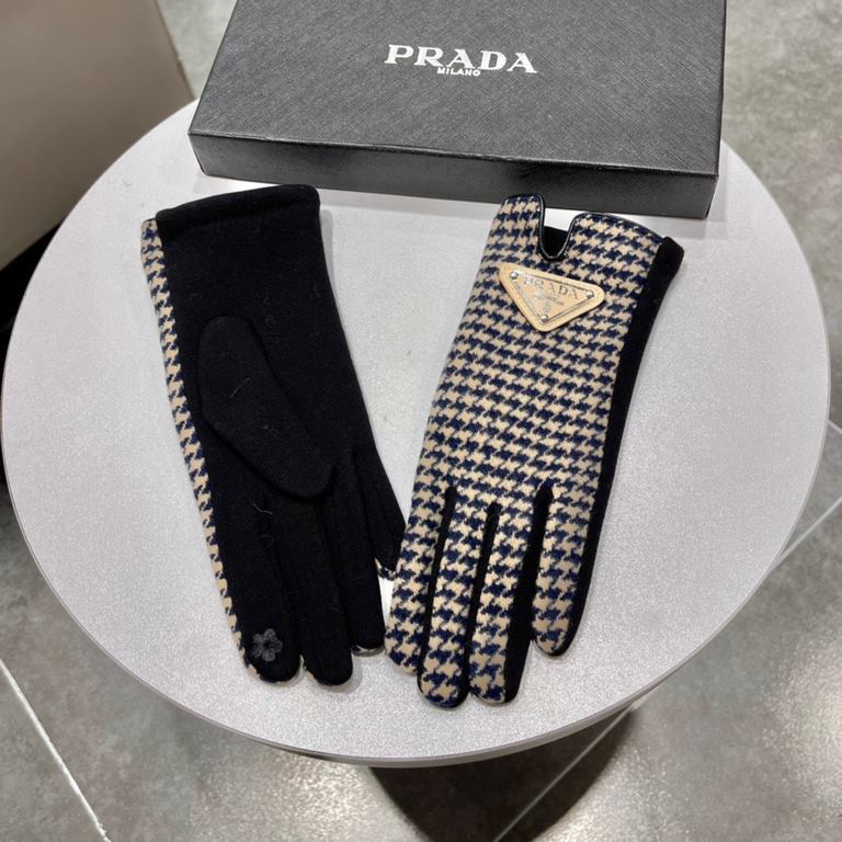 PRADA Prada 2022 fall and winter wool wool gloves   worth comparing     the same paragraph of different quality, kill the market poor product, wool lining padded   classic but not fashionable models. Like can get into th