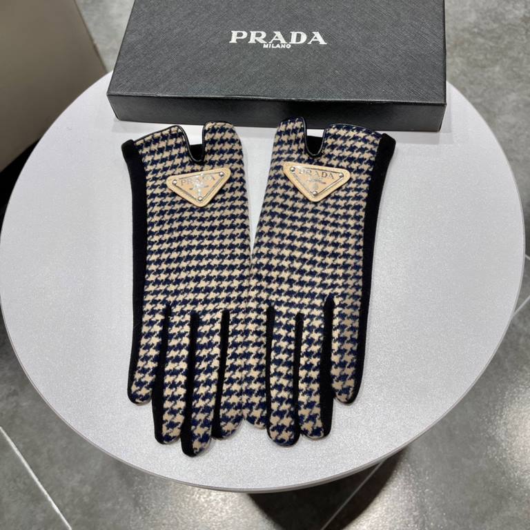 PRADA Prada 2022 fall and winter wool wool gloves   worth comparing     the same paragraph of different quality, kill the market poor product, wool lining padded   classic but not fashionable models. Like can get into th