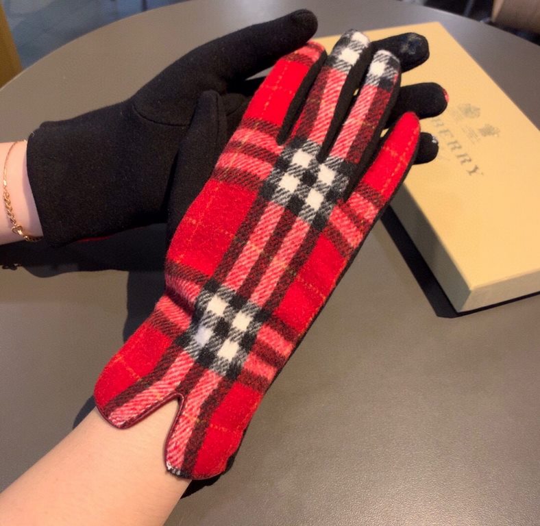 PackagingBurberry BURBERRY counter new wool gloves, fashion gloves, fall and winter warm padded lining, classic plaid, on the hand super comfortable and soft, versatile! Average size