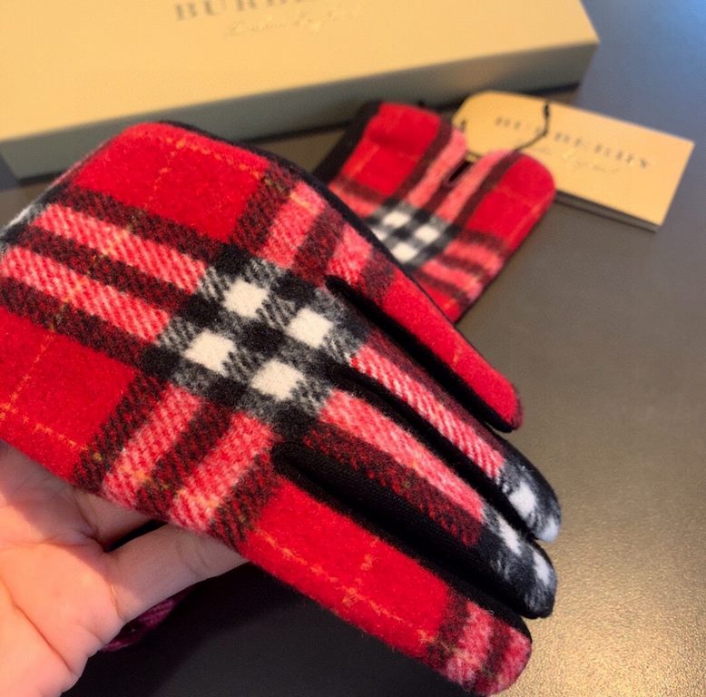 PackagingBurberry BURBERRY counter new wool gloves, fashion gloves, fall and winter warm padded lining, classic plaid, on the hand super comfortable and soft, versatile! Average size