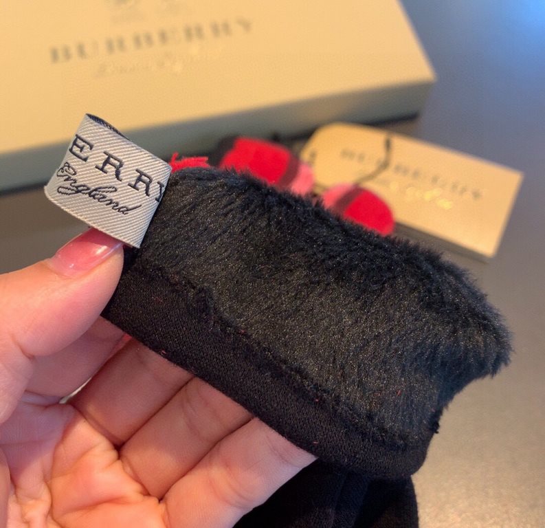 PackagingBurberry BURBERRY counter new wool gloves, fashion gloves, fall and winter warm padded lining, classic plaid, on the hand super comfortable and soft, versatile! Average size