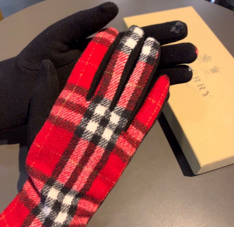 PackagingBurberry BURBERRY counter new wool gloves, fashion gloves, fall and winter warm padded lining, classic plaid, on the hand super comfortable and soft, versatile! Average size