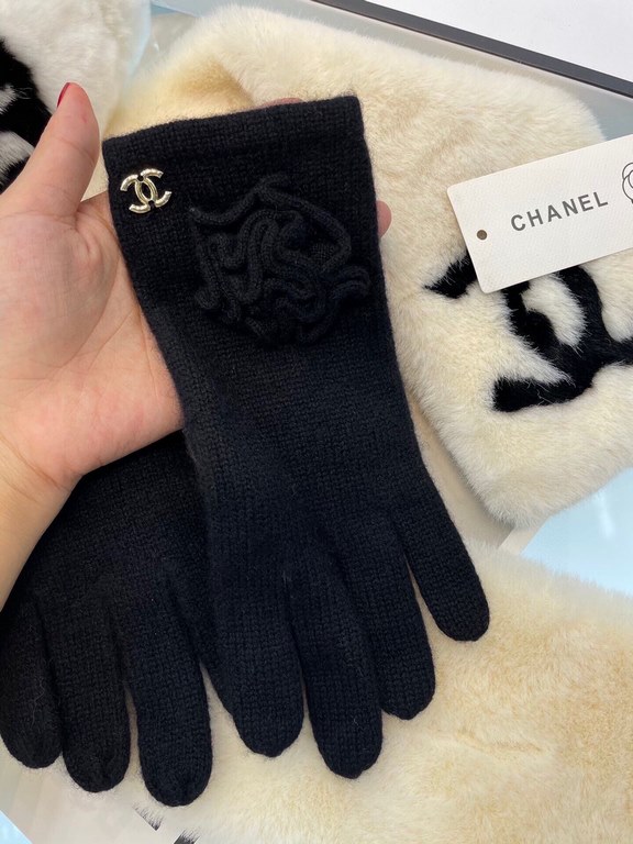 Chanel new cashmere knitted gloves  100 cashmere on the hand that is warm   This section uses natural high-quality cashmere soft warm and comfortable 7GG double yarn handmade flat knitting handmade non-marking sewing fin