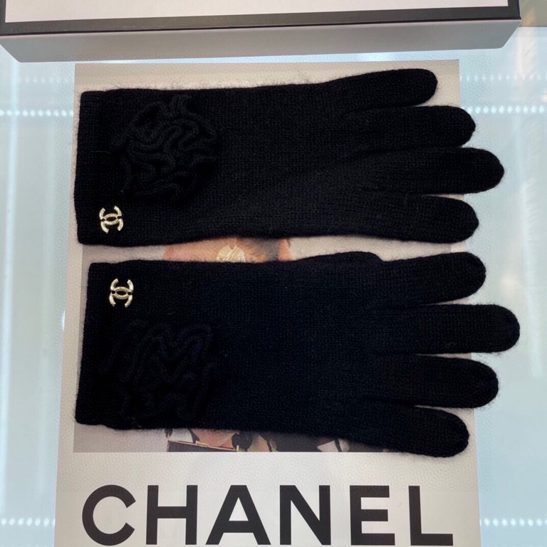 Chanel new cashmere knitted gloves  100 cashmere on the hand that is warm   This section uses natural high-quality cashmere soft warm and comfortable 7GG double yarn handmade flat knitting handmade non-marking sewing fin