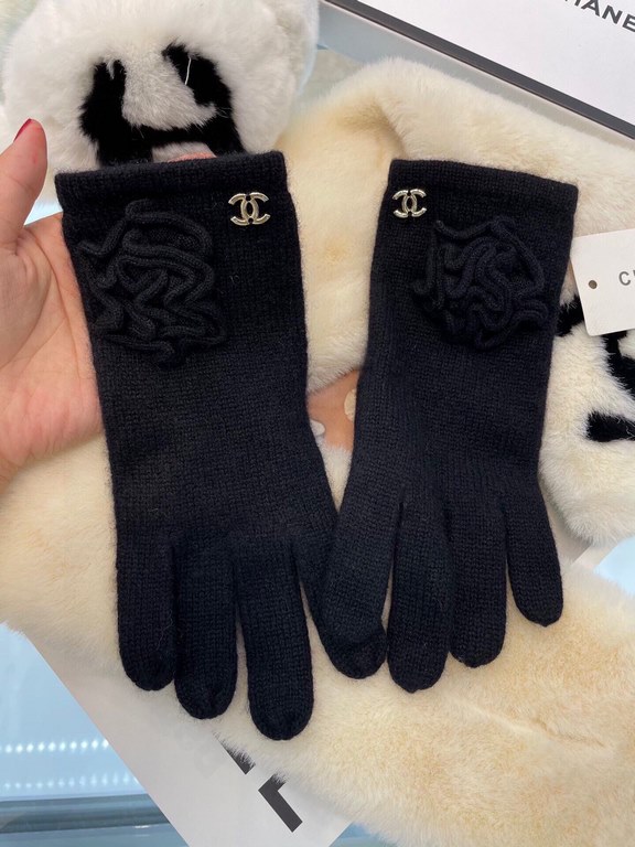 Chanel new cashmere knitted gloves  100 cashmere on the hand that is warm   This section uses natural high-quality cashmere soft warm and comfortable 7GG double yarn handmade flat knitting handmade non-marking sewing fin