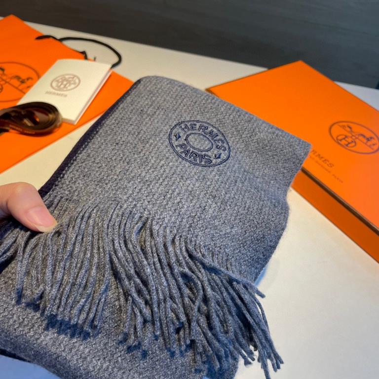 Men and women with the same model, 100% pure cashmere Hermes (Hermes) synchronization counter, high-end cashmere knitted scarf! Can be formal, can be casual, very Classical design. This knitting method is more difficult,