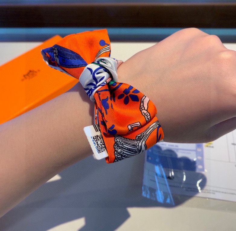 P Explosive Hermes Twill Silk (100% Mulberry Silk). This must-have accessory can be worn in a variety of ways and goes well with any outfit. Wear it around your neck or as a belt, hair tie or headband.