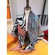 RHMS2285 Hermes [Zebra Pegasus] velvet large triangle scarf, counter synchronization! As well as the untamed nature of the zebra, the legend is reinterpreted on this silk scarf. Pegasus is the mount of Zeus, where the ho