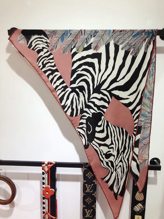 RHMS2285 Hermes [Zebra Pegasus] velvet large triangle scarf, counter synchronization! As well as the untamed nature of the zebra, the legend is reinterpreted on this silk scarf. Pegasus is the mount of Zeus, where the ho