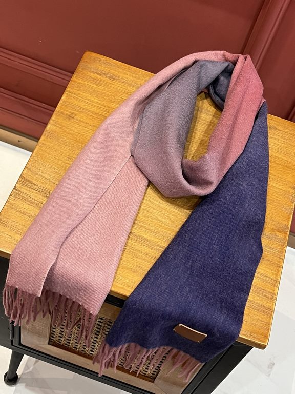 too beautiful   Hermes couple models beautiful to scream   counter the latest models   England and Europe and the United States model multi-color gradient is another that is fashionable and practical large scarf 