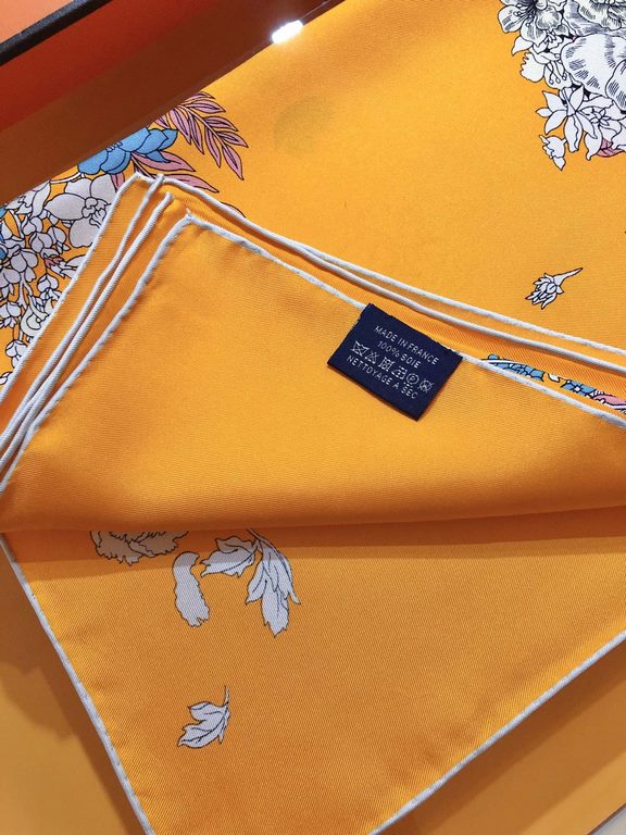 SHMS2275 First come, first served  Hermès' newest [Flora] 90cm silk square scarf  Spring is in the air, and a stallion rises up with hooves raised in a proud manner, just like the muse - Flora, the goddess of flowers, ar