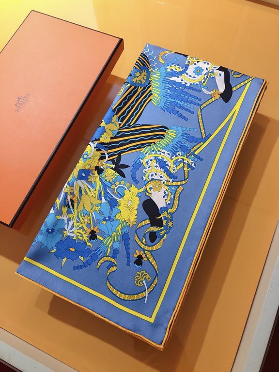 SHMS2271 Hermès [The Coronation of the Kings of the Seasons] 90cm silk square scarf, a lion with a sun-radiated mane of golden spikes, an eagle stealthily hiding behind the autumn leaves, a wolf gently trembling under th