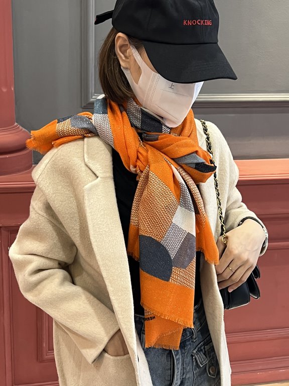 The scarf that glows and shines is new    Buy them all and say they look good Recommended [Pony Jumping] Top craftsmanship is a great value Hermès counter pop-ups   The three-dimensional rendering of the pattern pattern 