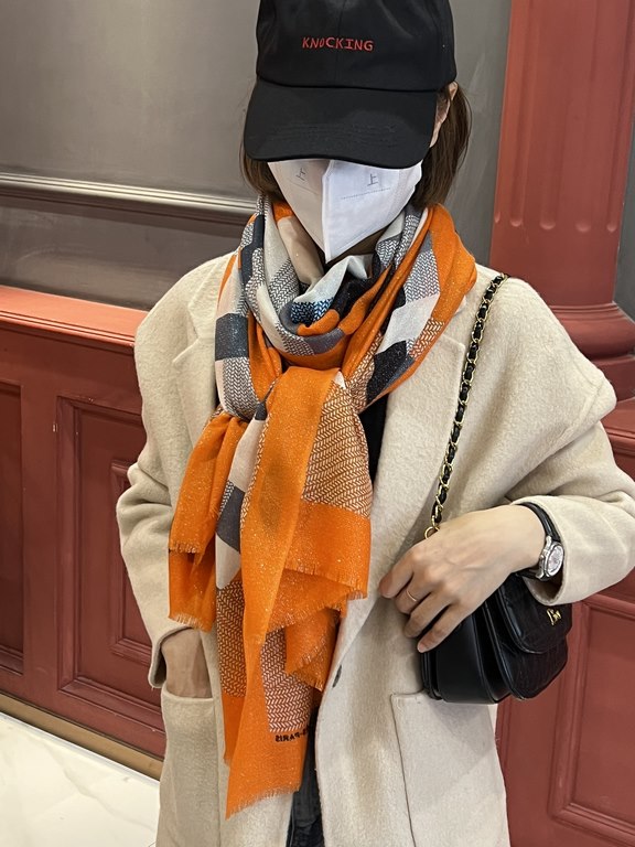 The scarf that glows and shines is new    Buy them all and say they look good Recommended [Pony Jumping] Top craftsmanship is a great value Hermès counter pop-ups   The three-dimensional rendering of the pattern pattern 