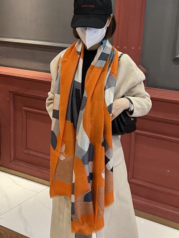 The scarf that glows and shines is new    Buy them all and say they look good Recommended [Pony Jumping] Top craftsmanship is a great value Hermès counter pop-ups   The three-dimensional rendering of the pattern pattern 