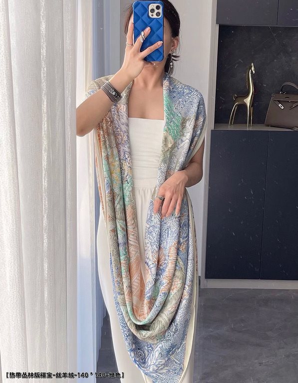 Hermes ~ autumn and winter with a sharp tool   top double-sided same color version of silk cashmere shawl! 1条等于2条】One shawl is equal to two】Point of view is wonderful, the pattern and color matching are super like, anoth