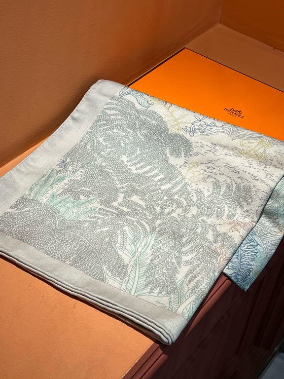 Hermes ~ autumn and winter with a sharp tool   top double-sided same color version of silk cashmere shawl! 1条等于2条】One shawl is equal to two】Point of view is wonderful, the pattern and color matching are super like, anoth